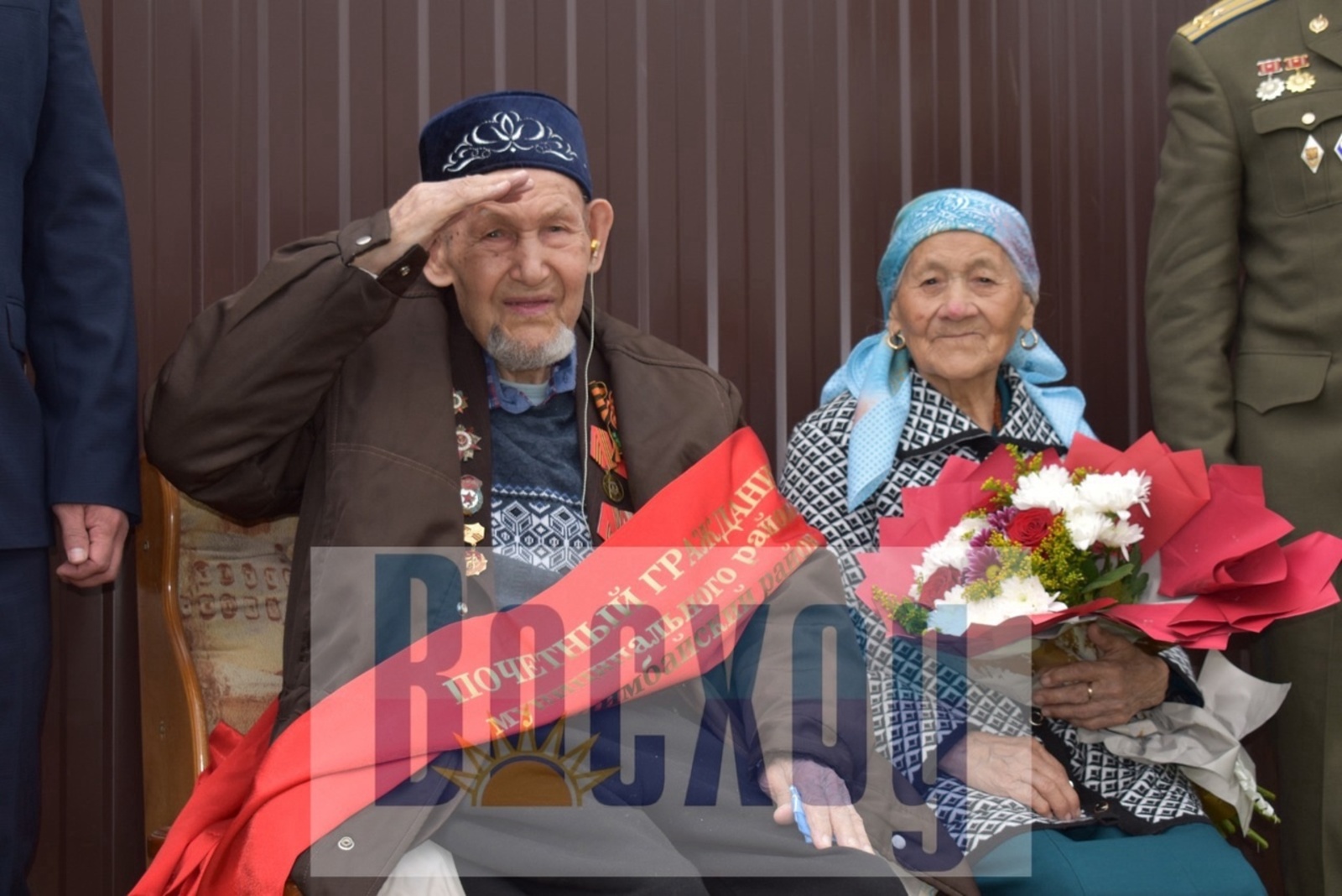 Празднование Дня Победы продолжилось у домов ветеранов