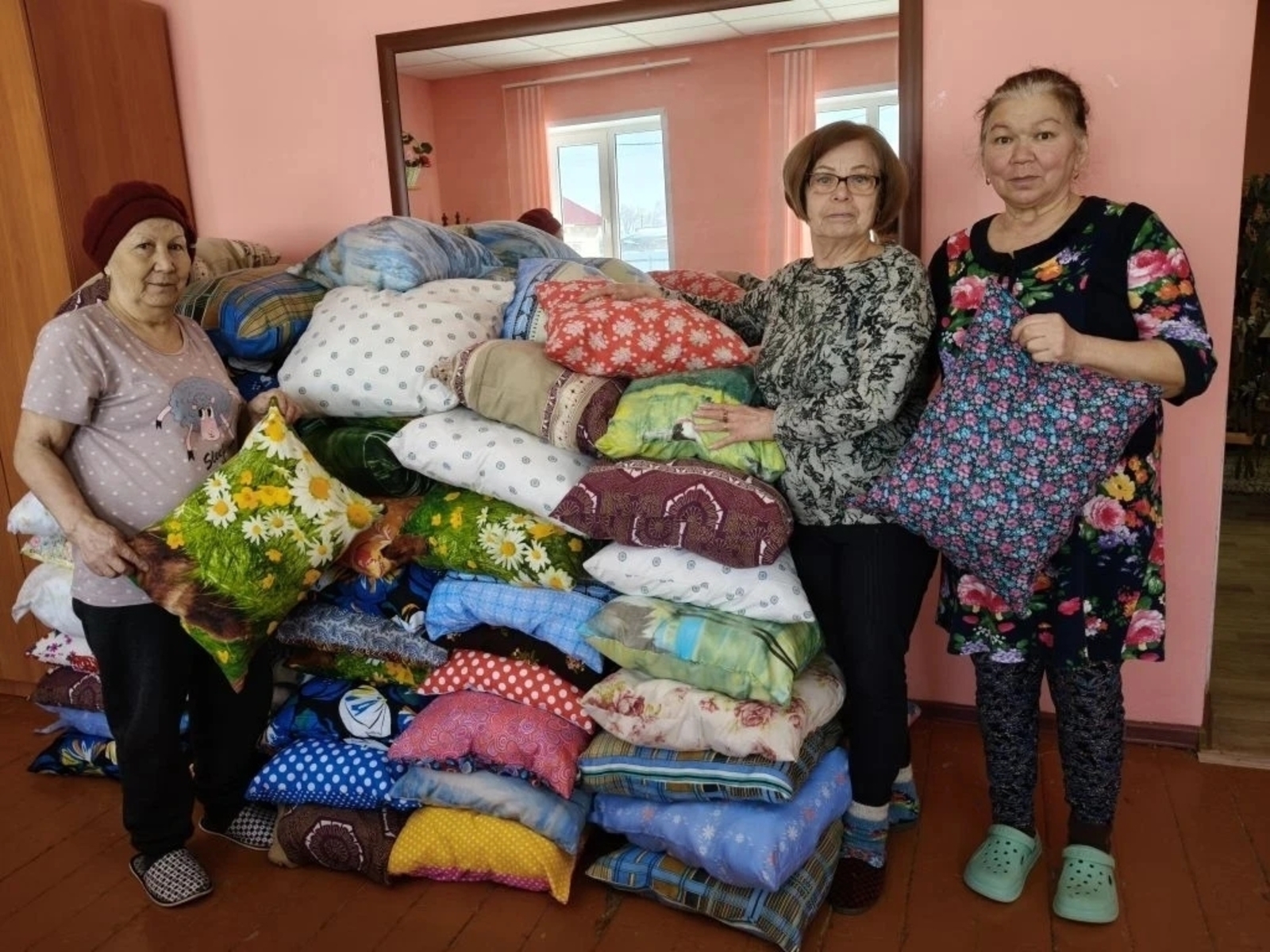 Волонтёры Ишимбайского района Башкирии шьют подушки для раненых бойцов СВО