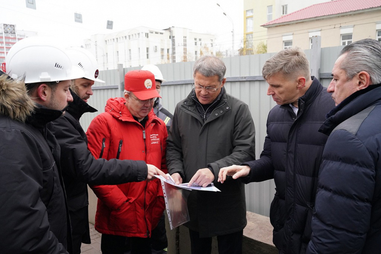 Радий Хабиров посетил стройплощадку и провёл выездное совещание по строительству межвузовского кампуса