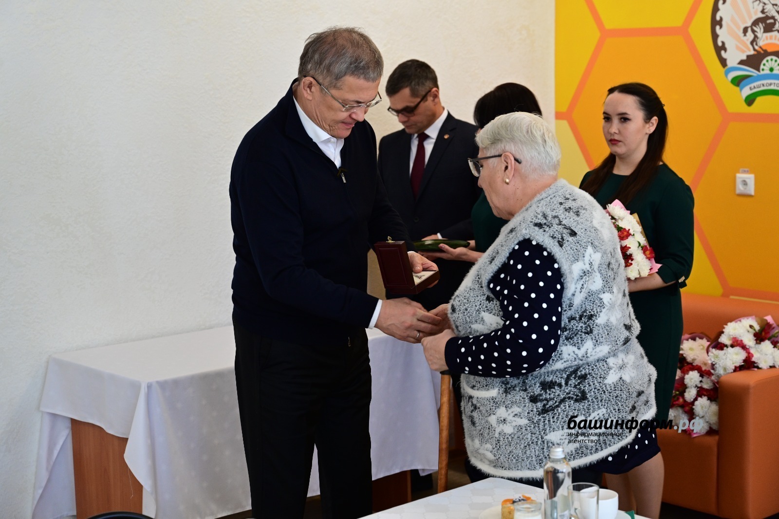 Глава Башкирии передал ордена генерала Шаймуратова родным погибших бойцов