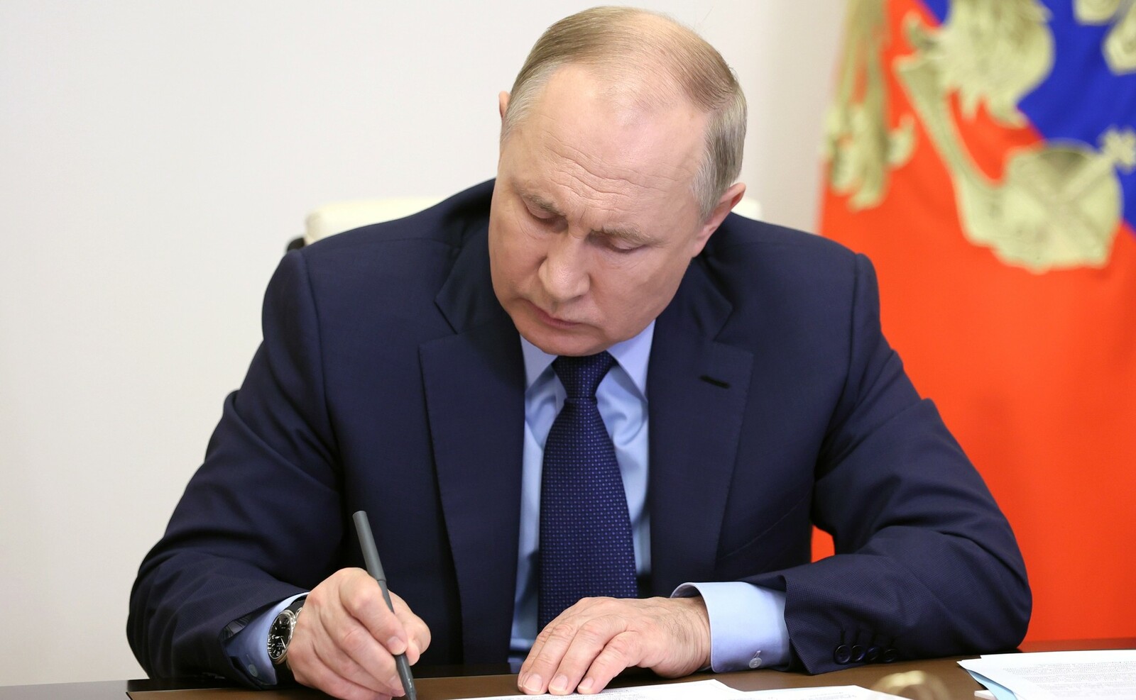По поручению Путина в следующем году увеличится прожиточный минимум и МРОТ