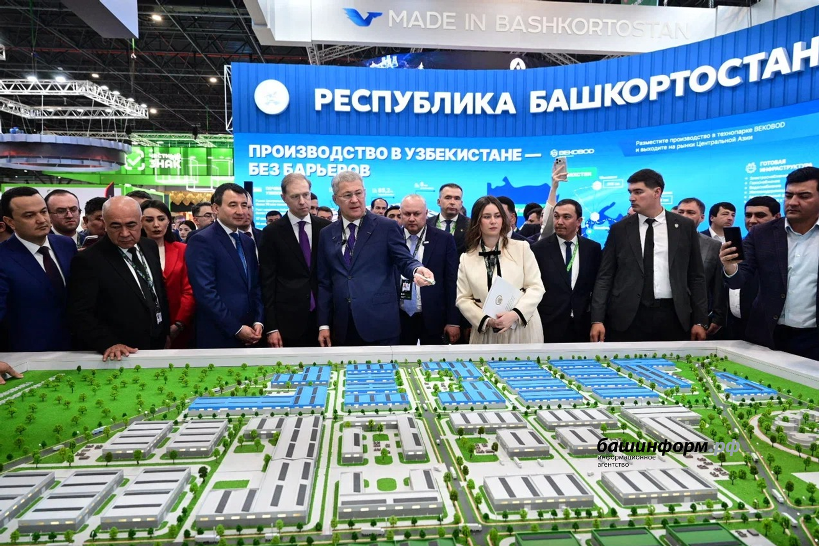 Денису Мантурову представили на «Иннопроме» в Ташкенте стенд Башкирии