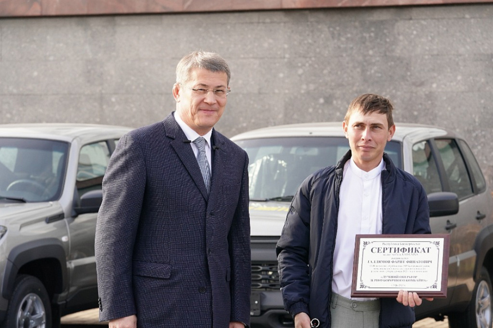Радий Хабиров вручил ключи от автомобилей лучшим механизаторам республики
