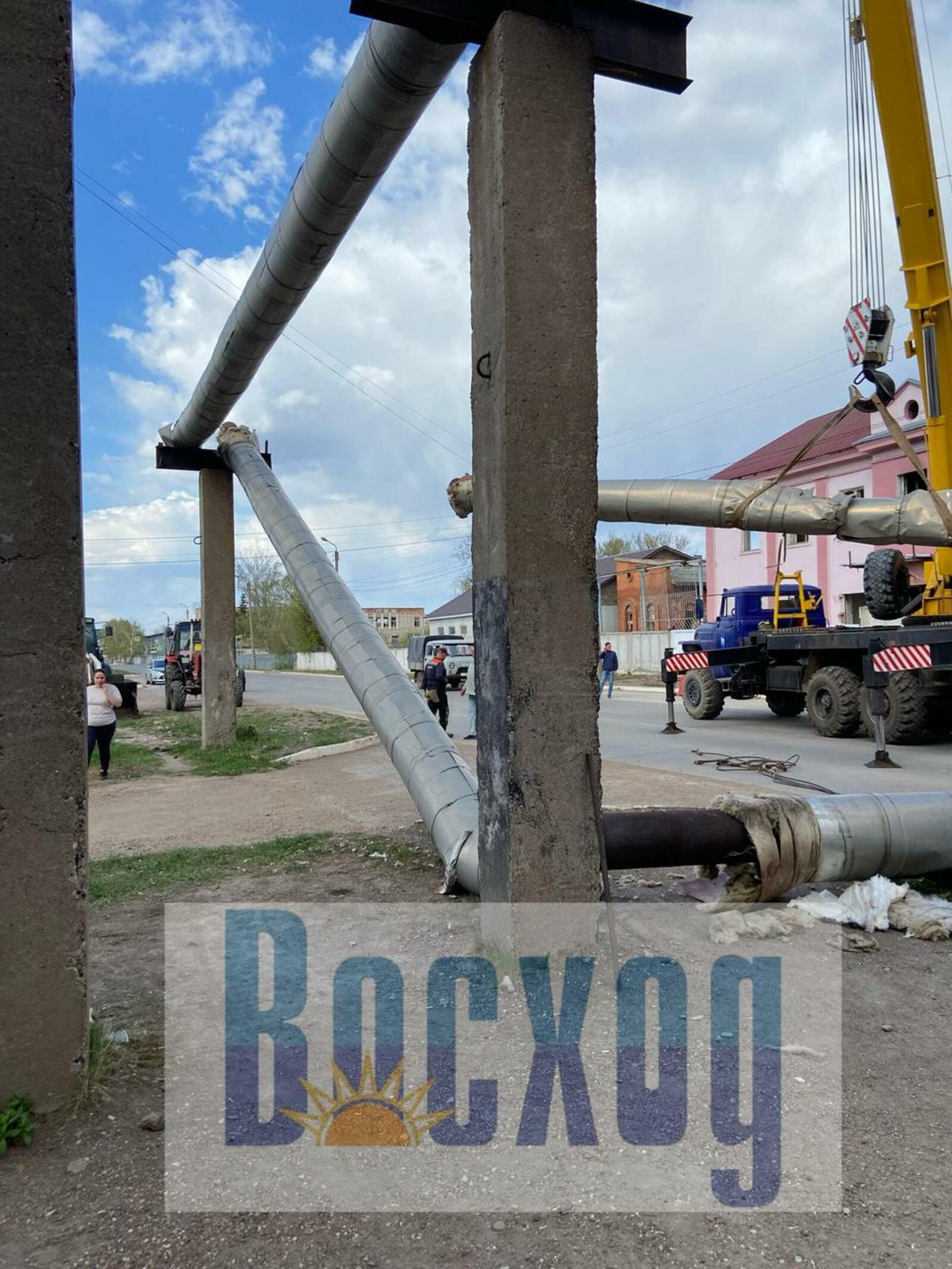 На Б. Хмельницкого манипулятор задел теплотрассу — труба рухнула на дорогу
