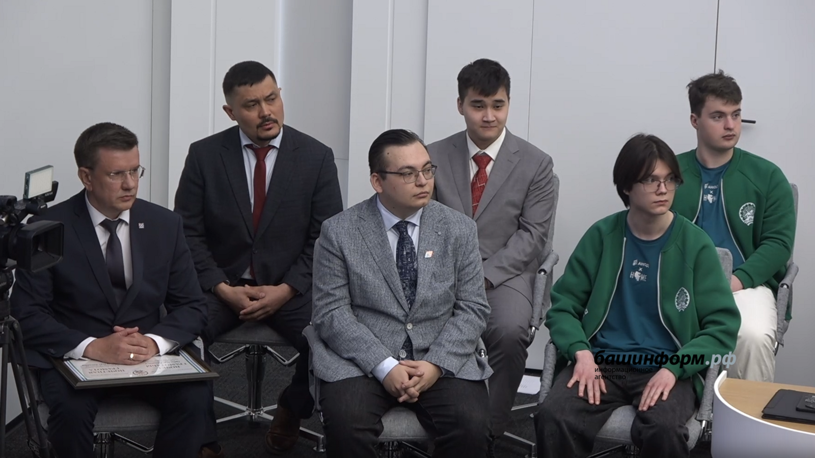 Глава Башкирии наградил триумфаторов школьной олимпиады по химии