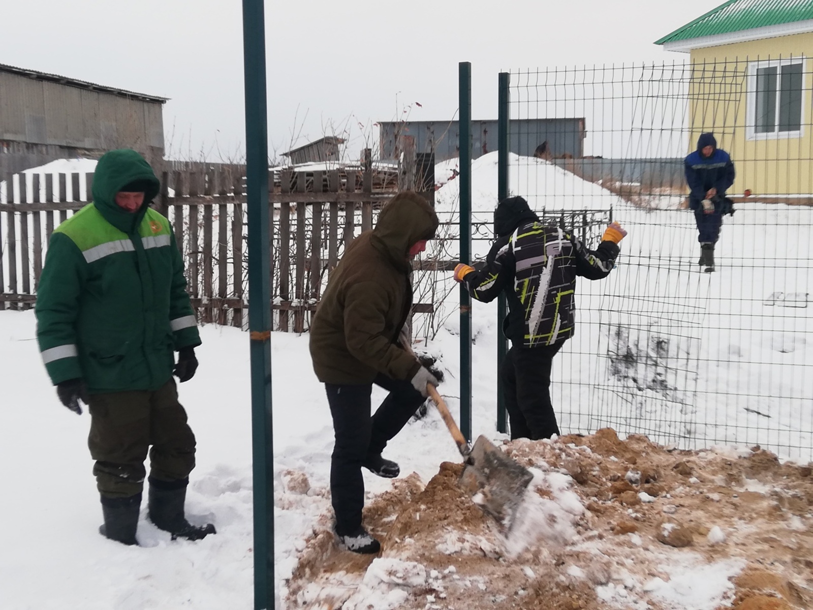 В Кинзекеево продолжают благоустраивать детскую спортивную площадку