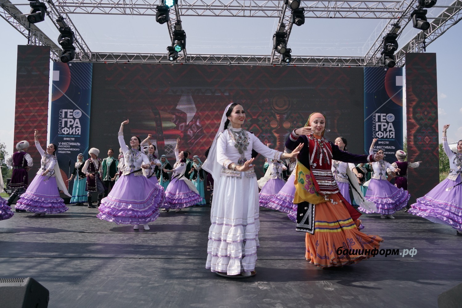 Мастера искусств Башкортостана показали в Москве праздничную программу под открытым небом