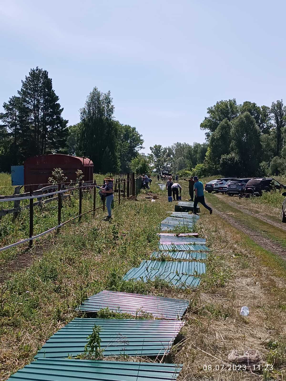 Жители Байгузино делают новый забор для «старого» кладбища