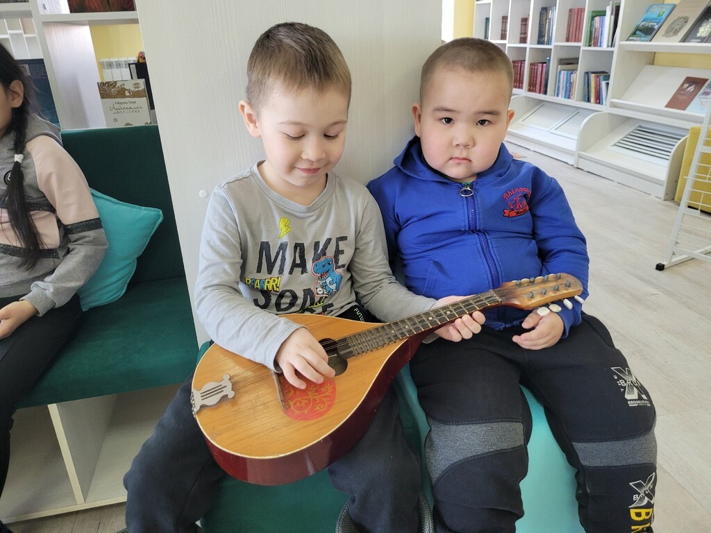 В селе Верхнеиткулово детей познакомили с музыкальными инструментами