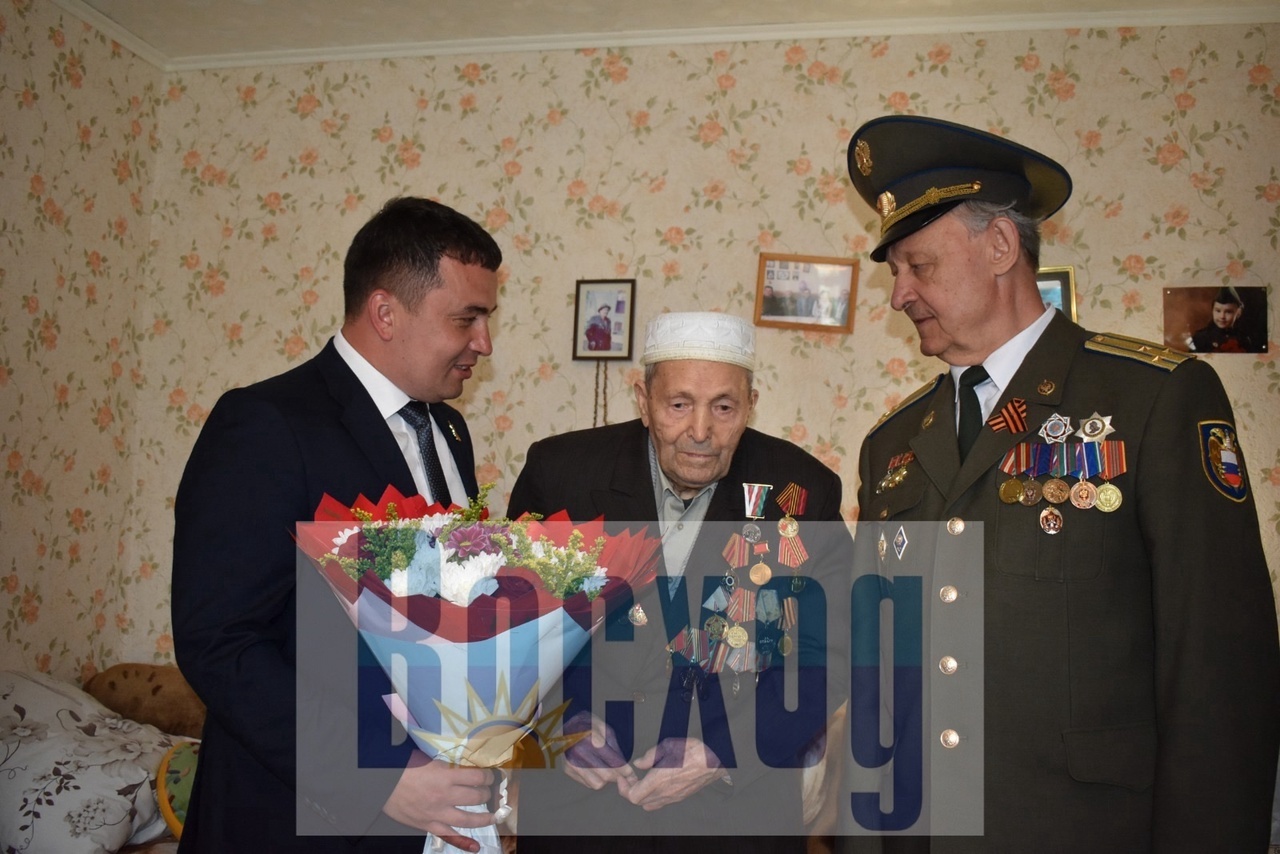 Празднование Дня Победы продолжилось у домов ветеранов