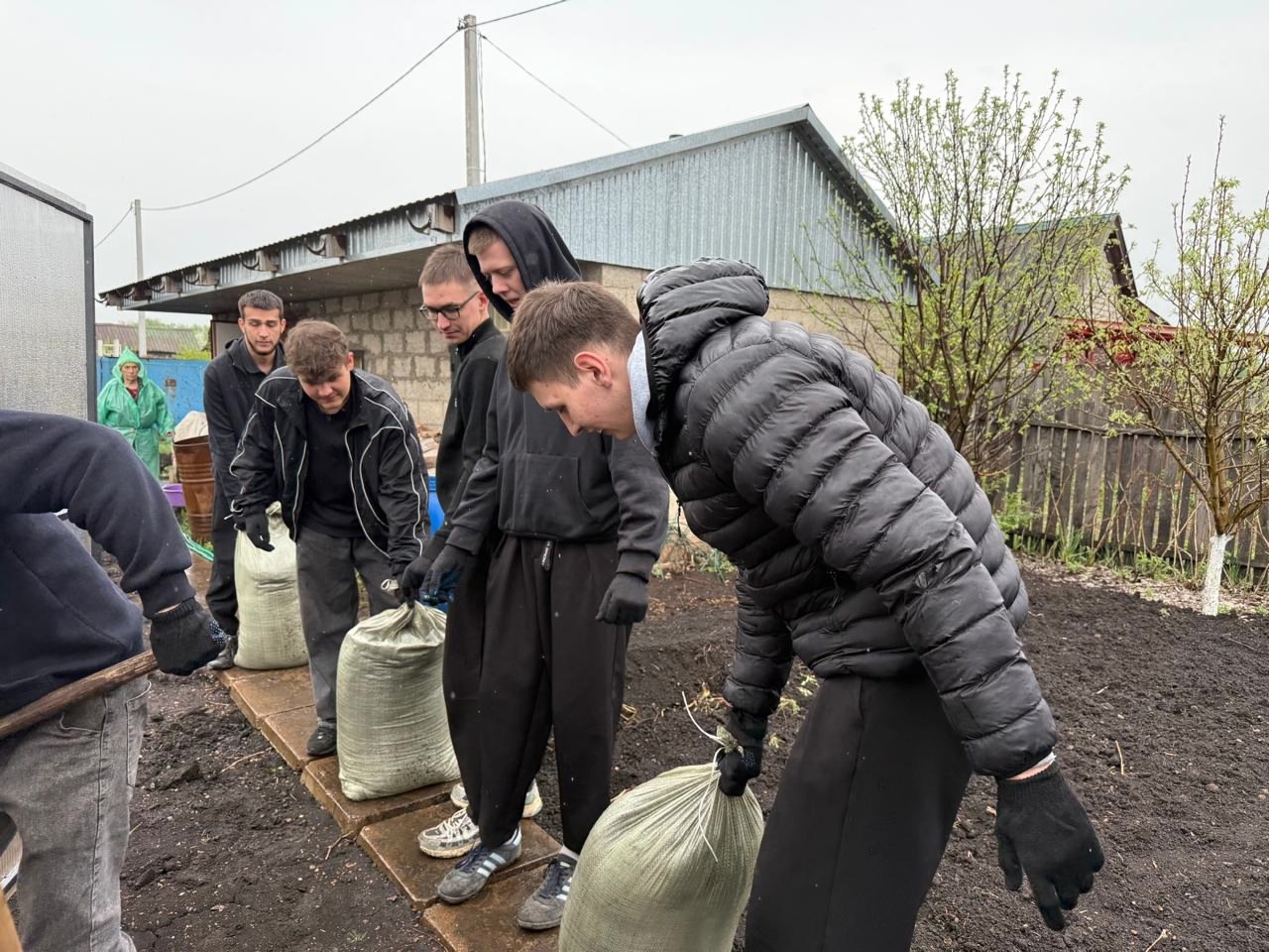Ишимбайские студенты помогли матери бойца СВО