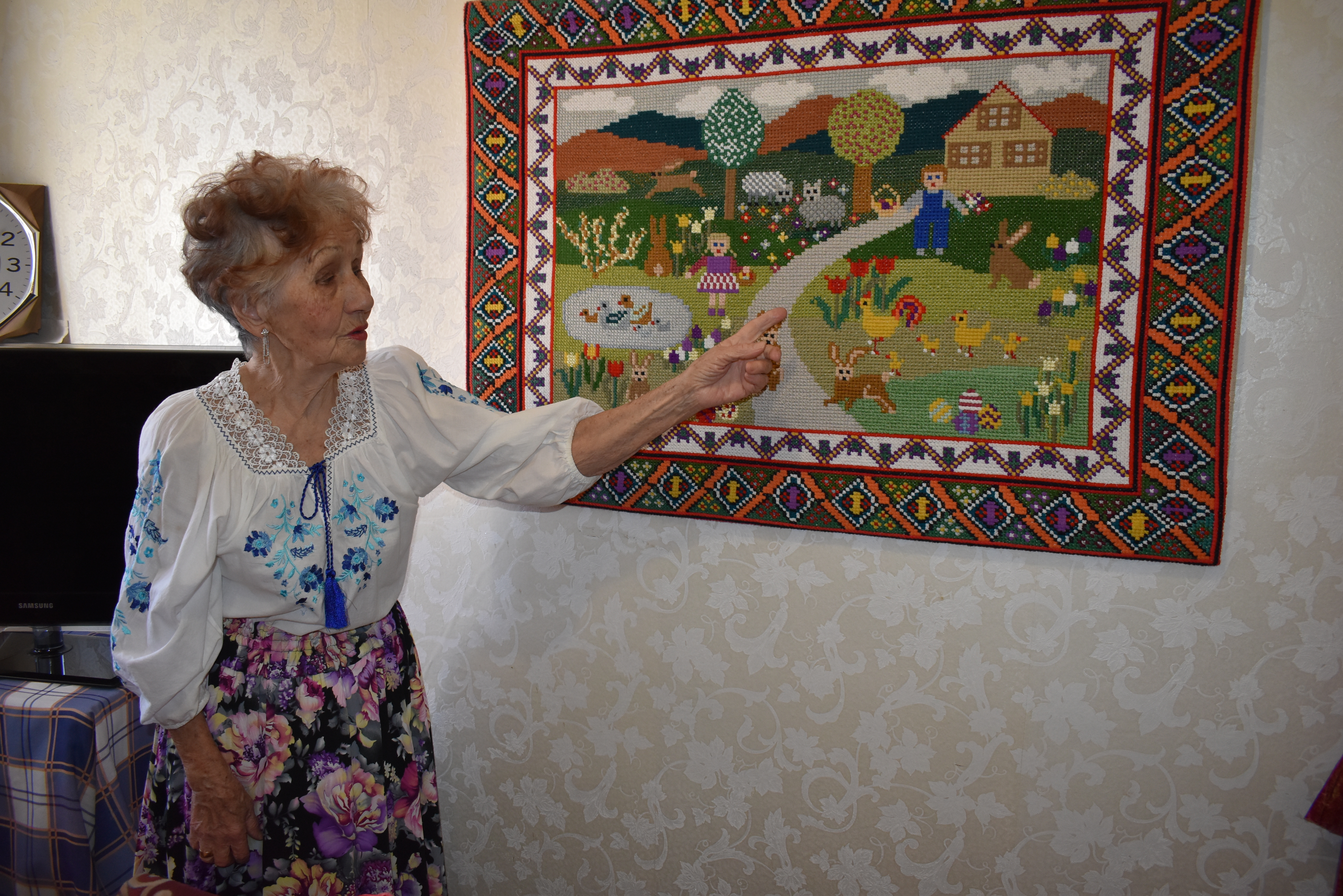 Жительница Ишимбая вышивает картины, ковры и даже генеалогическое древо