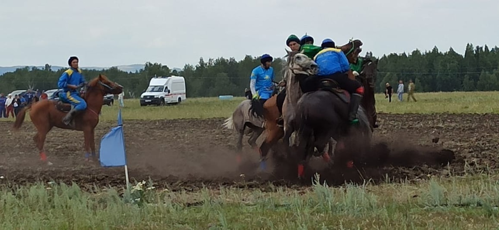 На фестивале башкирской лошади начались скачки и финал игры «Ылак»