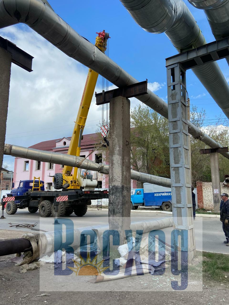 На Б. Хмельницкого манипулятор задел теплотрассу — труба рухнула на дорогу