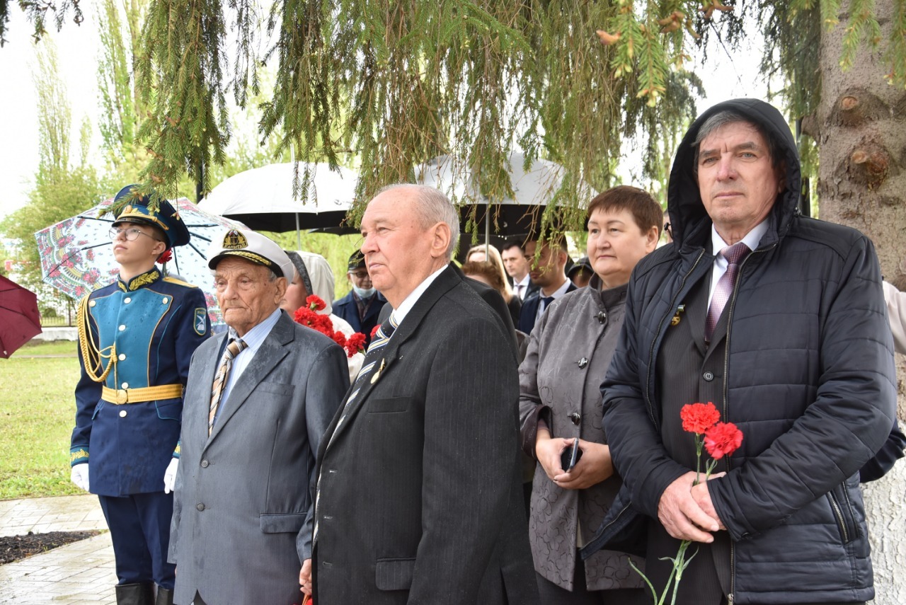 В Ишимбае ветераны нефтедобывающей отрасли возложили цветы к монументу Алексея Александровича Блохина