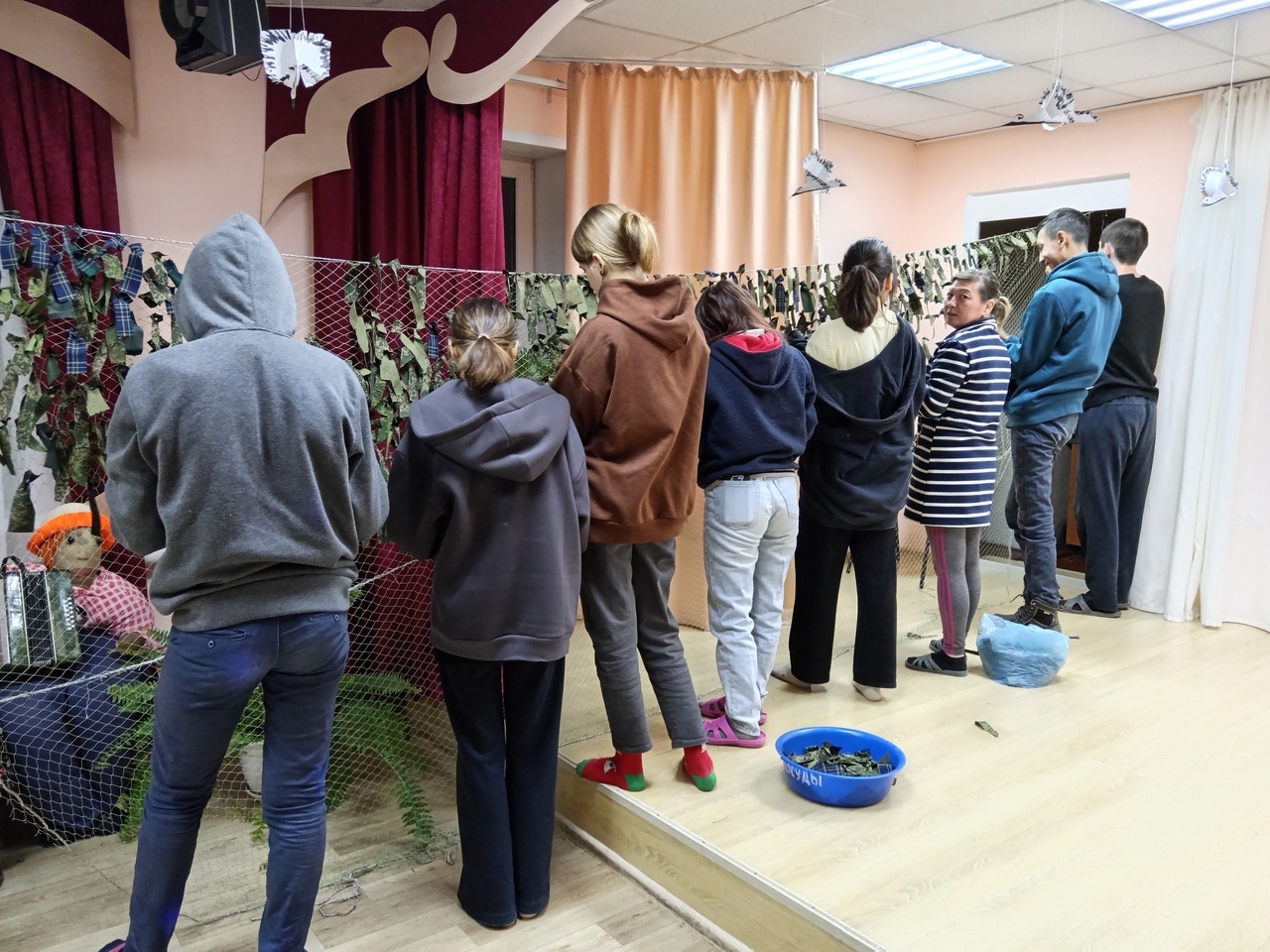 В Алакаево молодёжь помогает плести маскировочные сети
