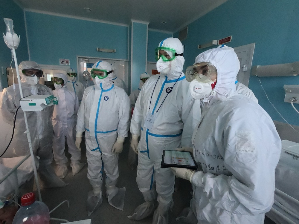 Радий Хабиров посетил «красную зону» инфекционного центра