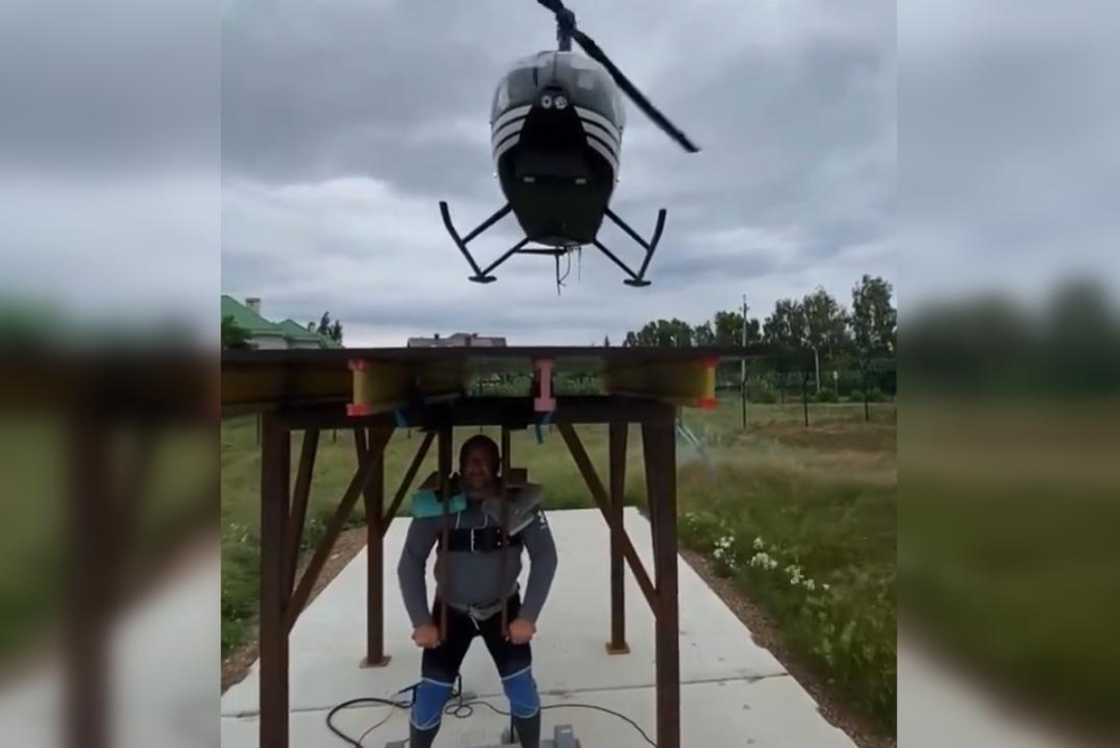 Эльбрус Нигматуллин поднял вертолёт весом 1476 кг и установил рекорд
