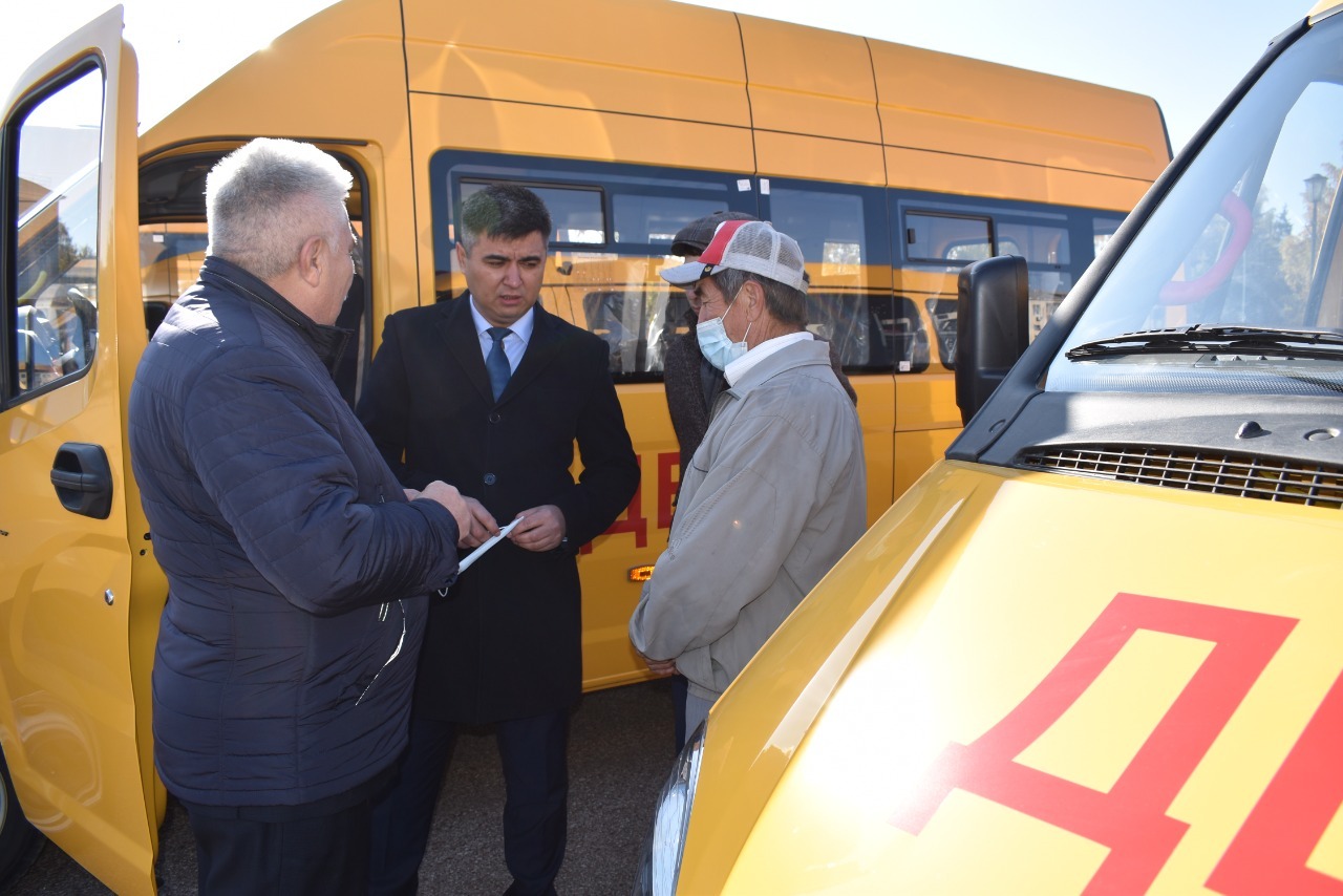 В Ишимбае школам передали новые автобусы