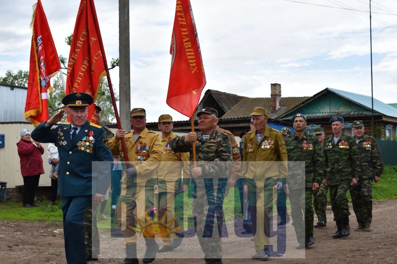 Празднование Дня Победы продолжилось у домов ветеранов