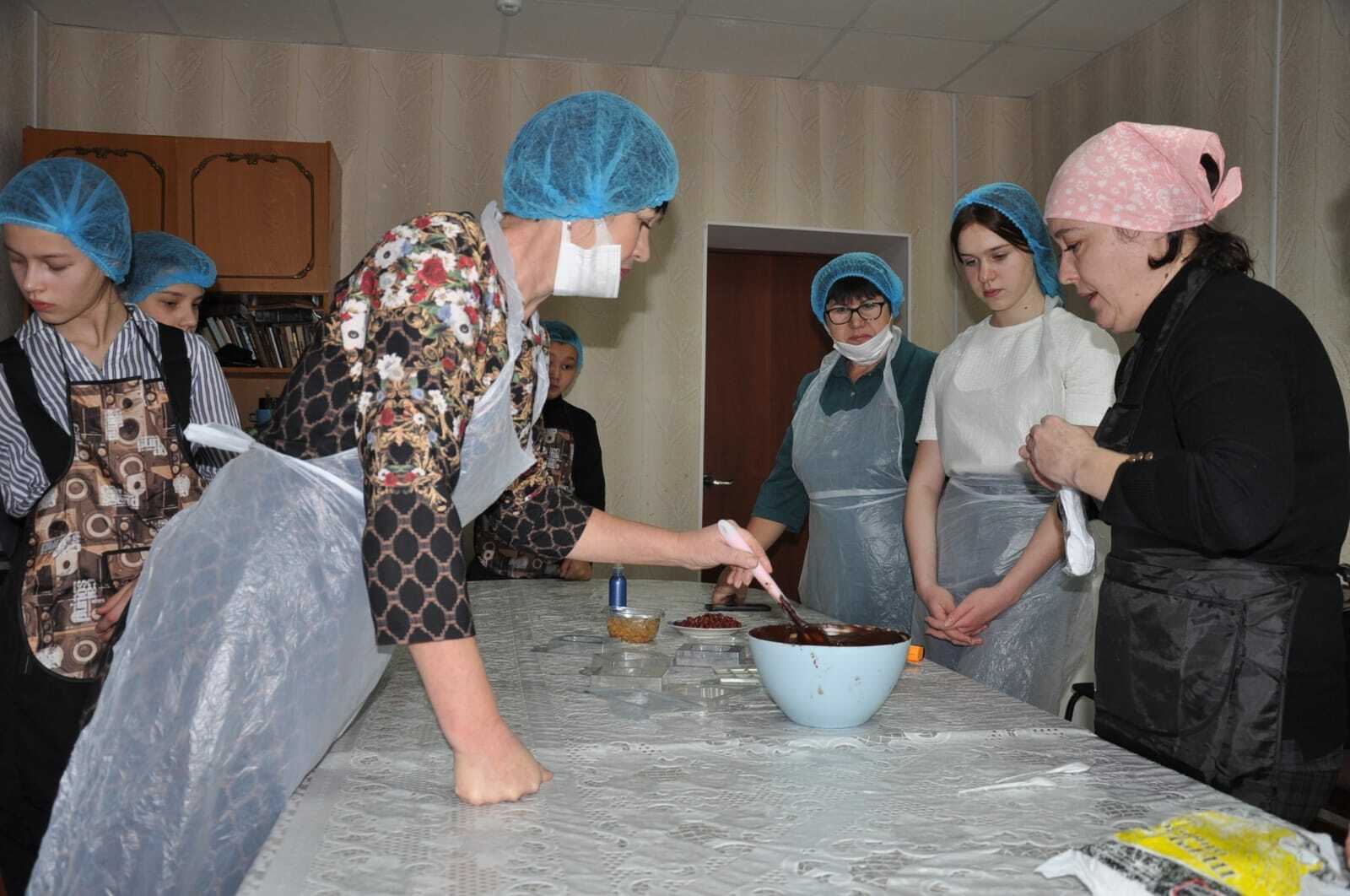 В редакции газеты «Восход» г. Ишимбая прошёл мастер-класс по изготовлению шоколада