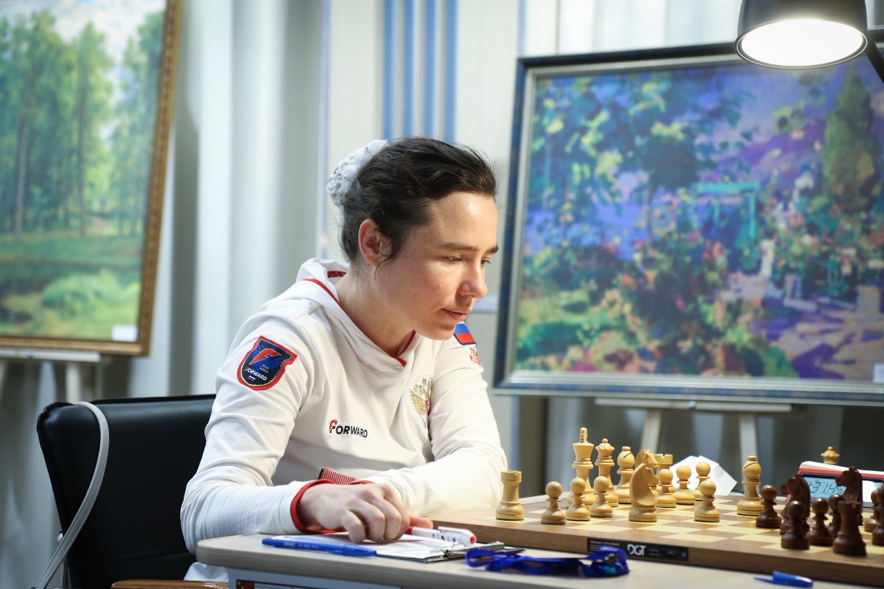 Полина Шувалова догнала лидеров на Суперфинале чемпионата России среди женщин. Никита Витюгов сохраняет лидерство в открытом турнире