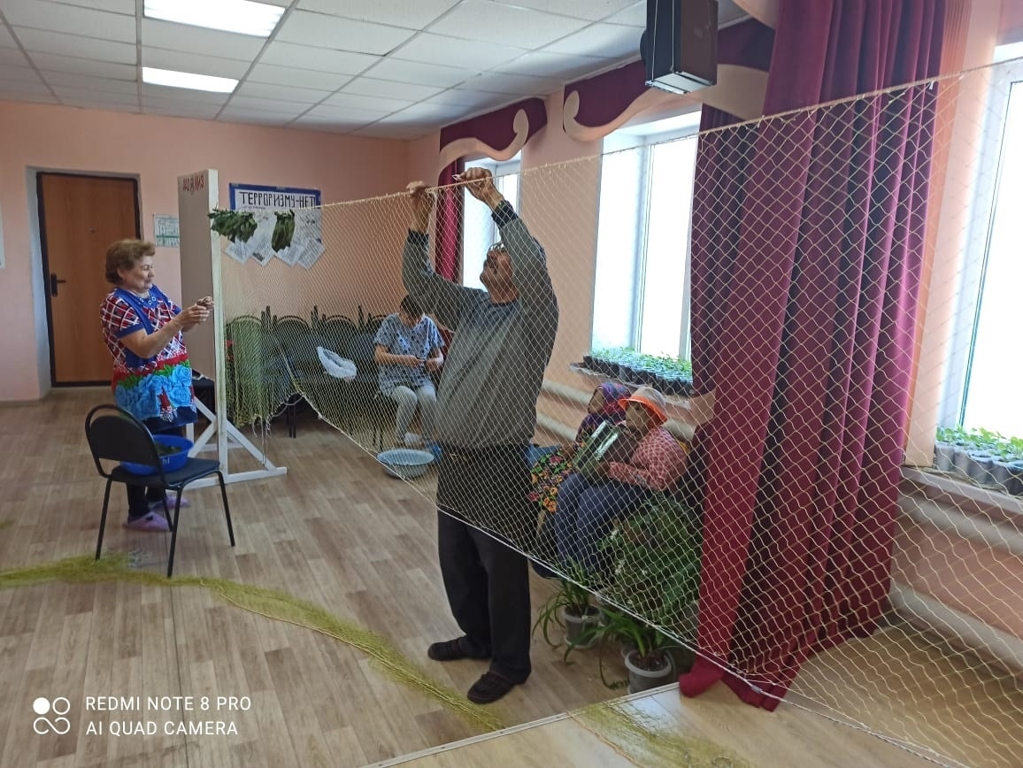 Жители Ишимбайского района плетут маскировочную сетку