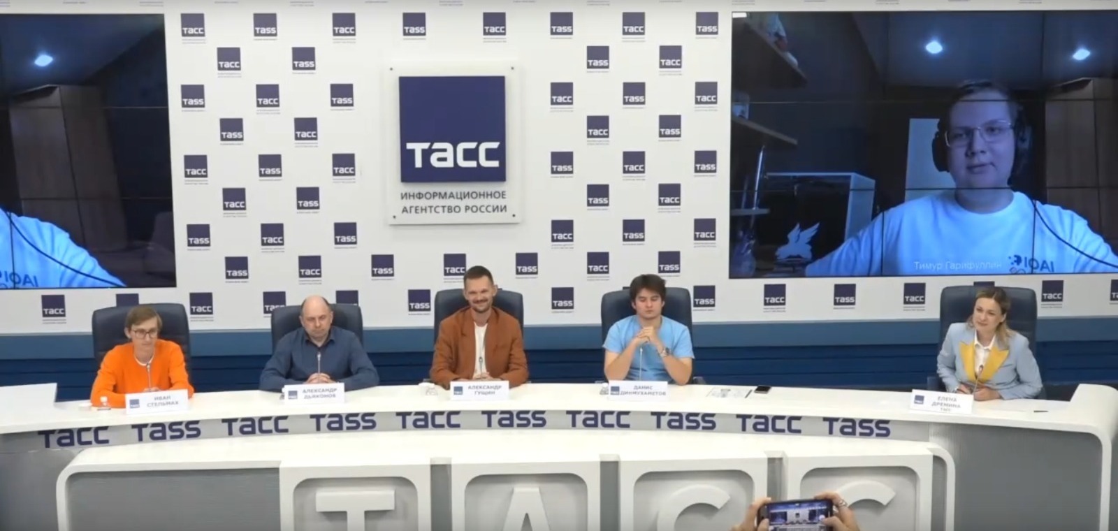 Башкирия поздравляет уфимского школьника с золотом на олимпиаде по ИИ