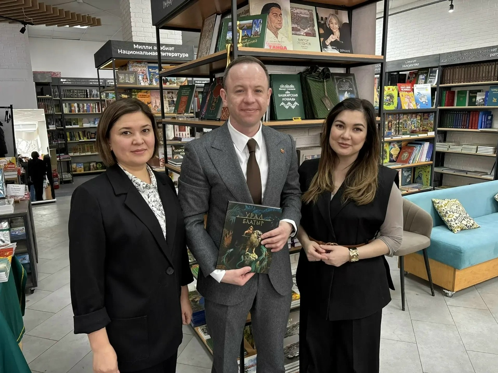 Зампредседателя Правительства Челябинской области посетил магазин «Китап»