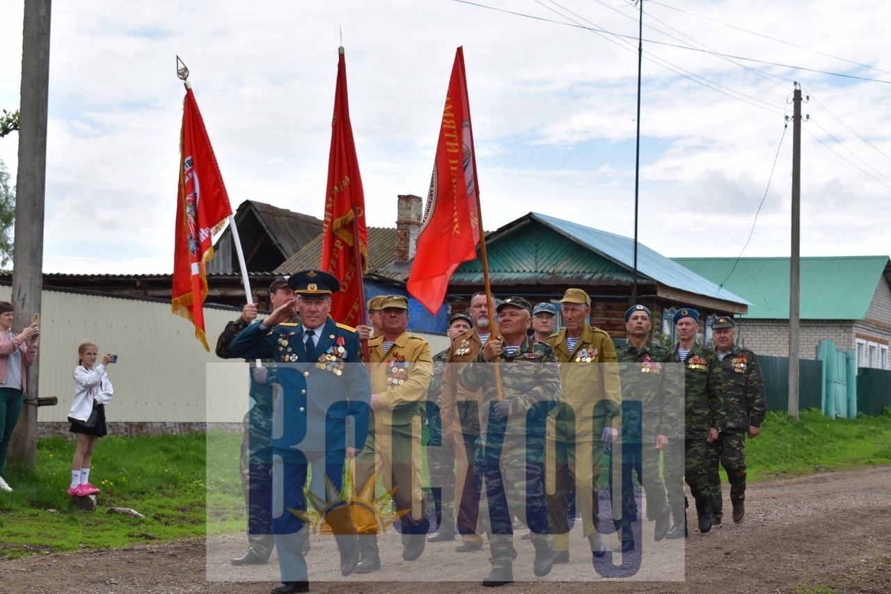 Празднование Дня Победы продолжилось у домов ветеранов