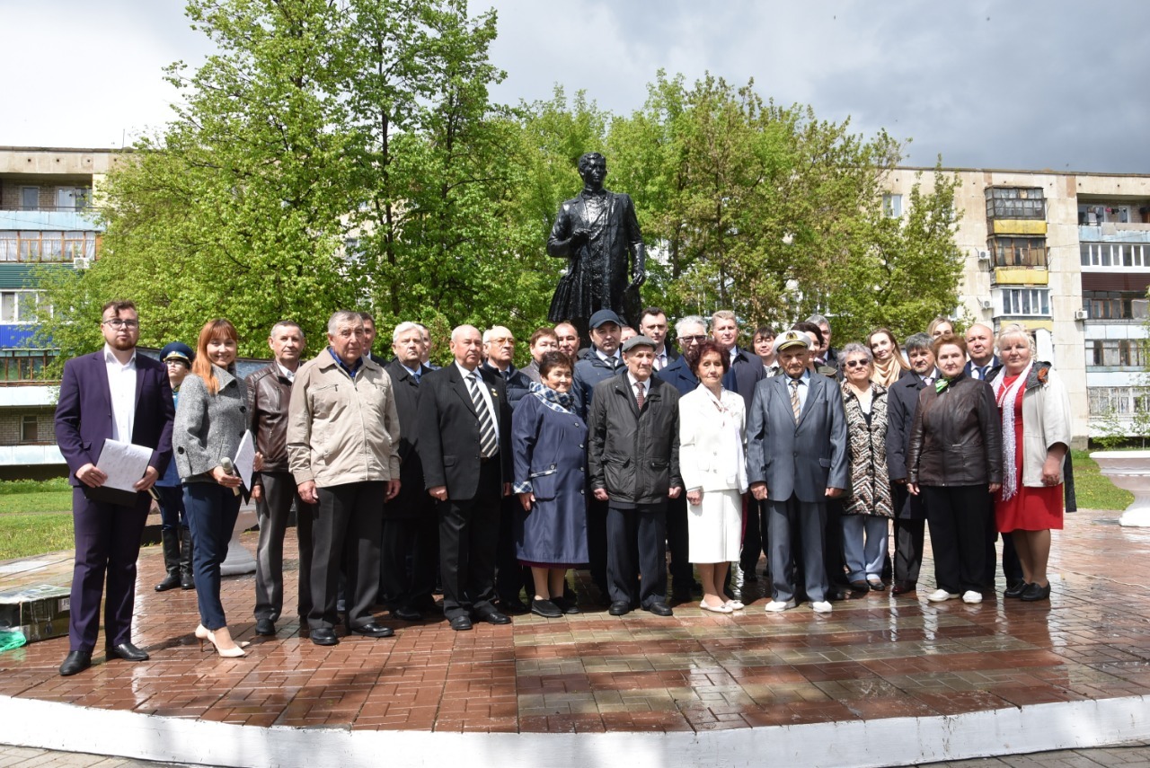 В Ишимбае ветераны нефтедобывающей отрасли возложили цветы к монументу Алексея Александровича Блохина