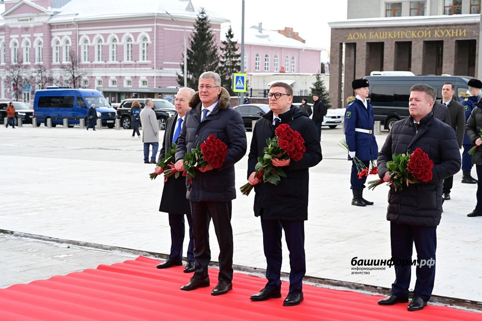 Радий Хабиров и Алексей Текслер возложили цветы к памятнику Шаймуратову