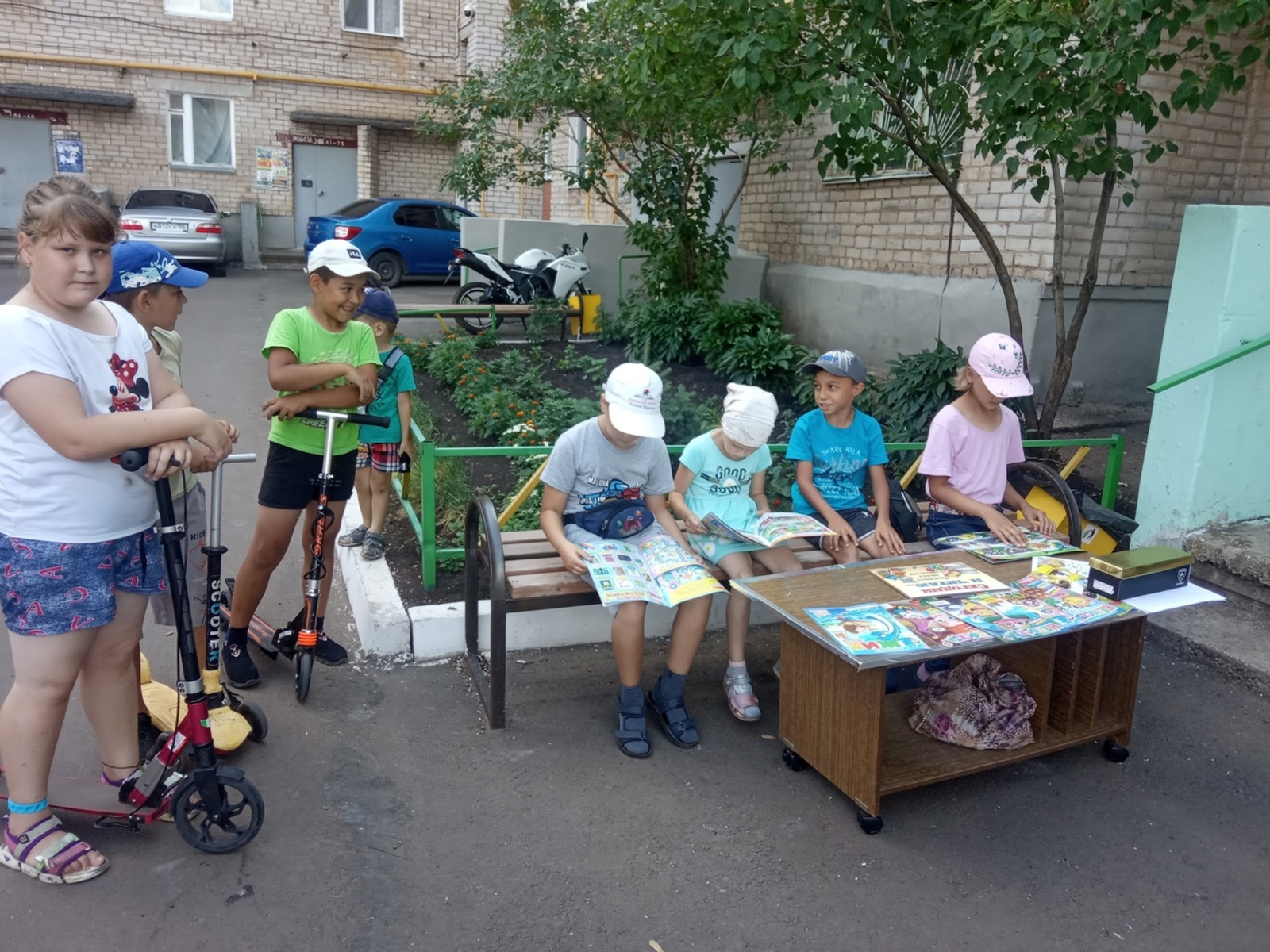 Экобиблиотека организовала для ребят "Веселую литературную скамейку"