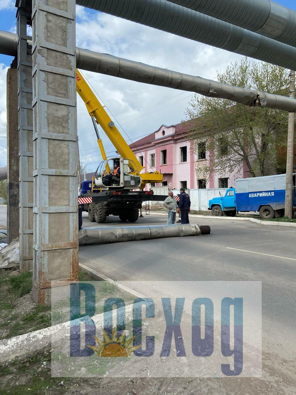 На Б. Хмельницкого манипулятор задел теплотрассу — труба рухнула на дорогу