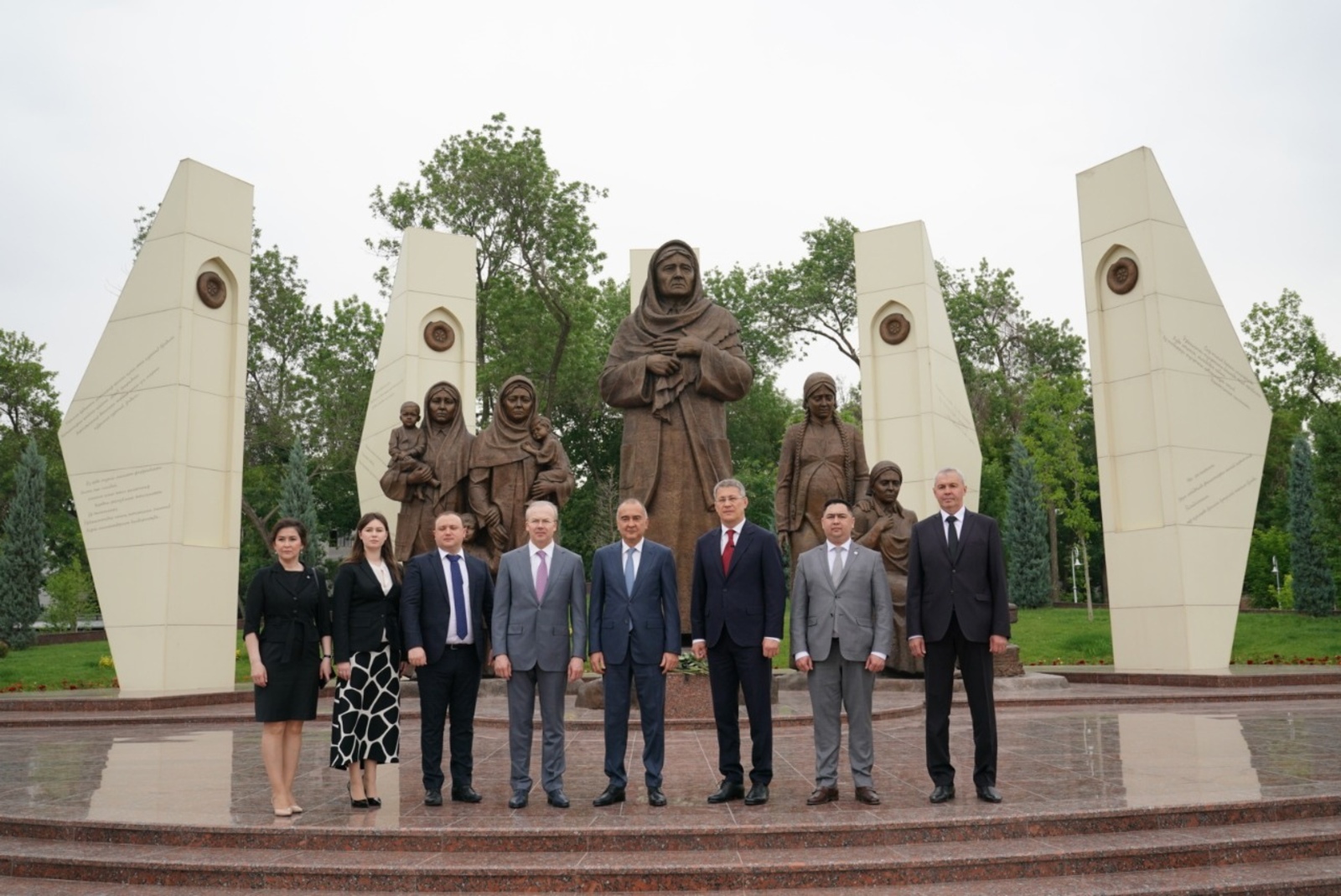 Делегация Башкортостана посетила Парк победы и Музей Славы в Узбекистане, возложила цветы к мемориалу «Ода стойкости»