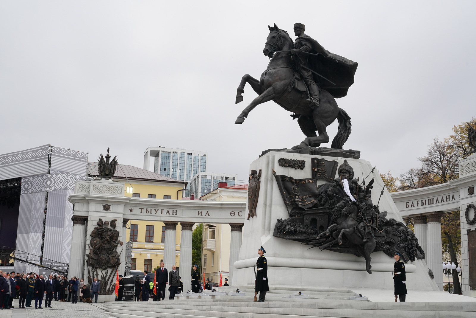 В Уфе торжественно открыли памятник Минигали Шаймуратову