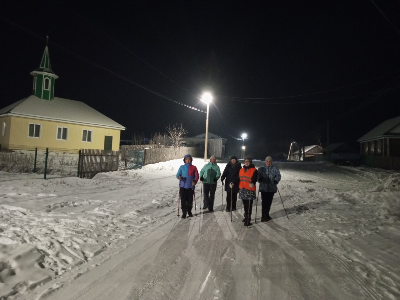 Жительницы села Кинзекеево дружат со скандинавской ходьбой