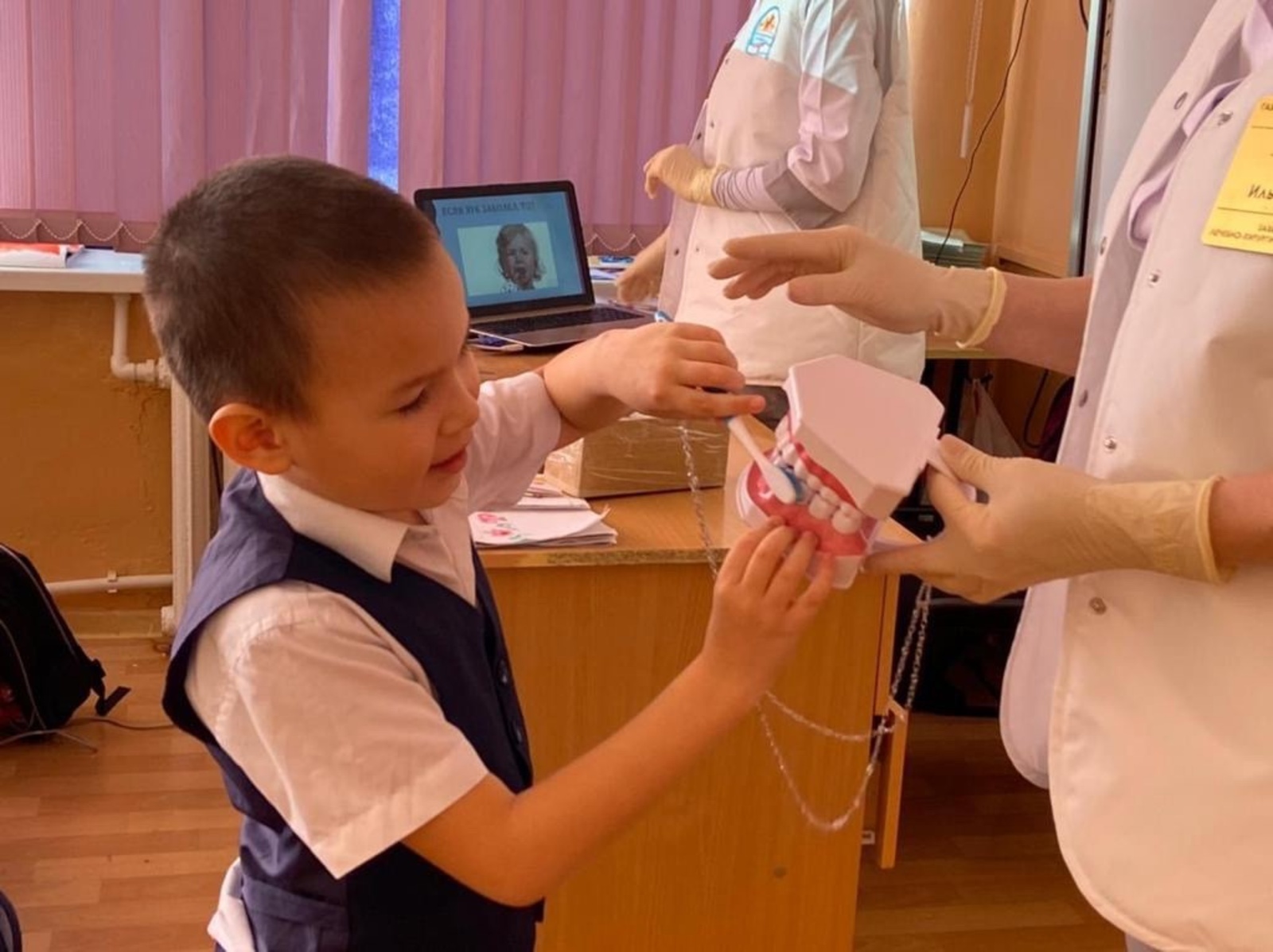 Радий Хабиров рассказал о новых стоматкабинетах для школ Башкирии