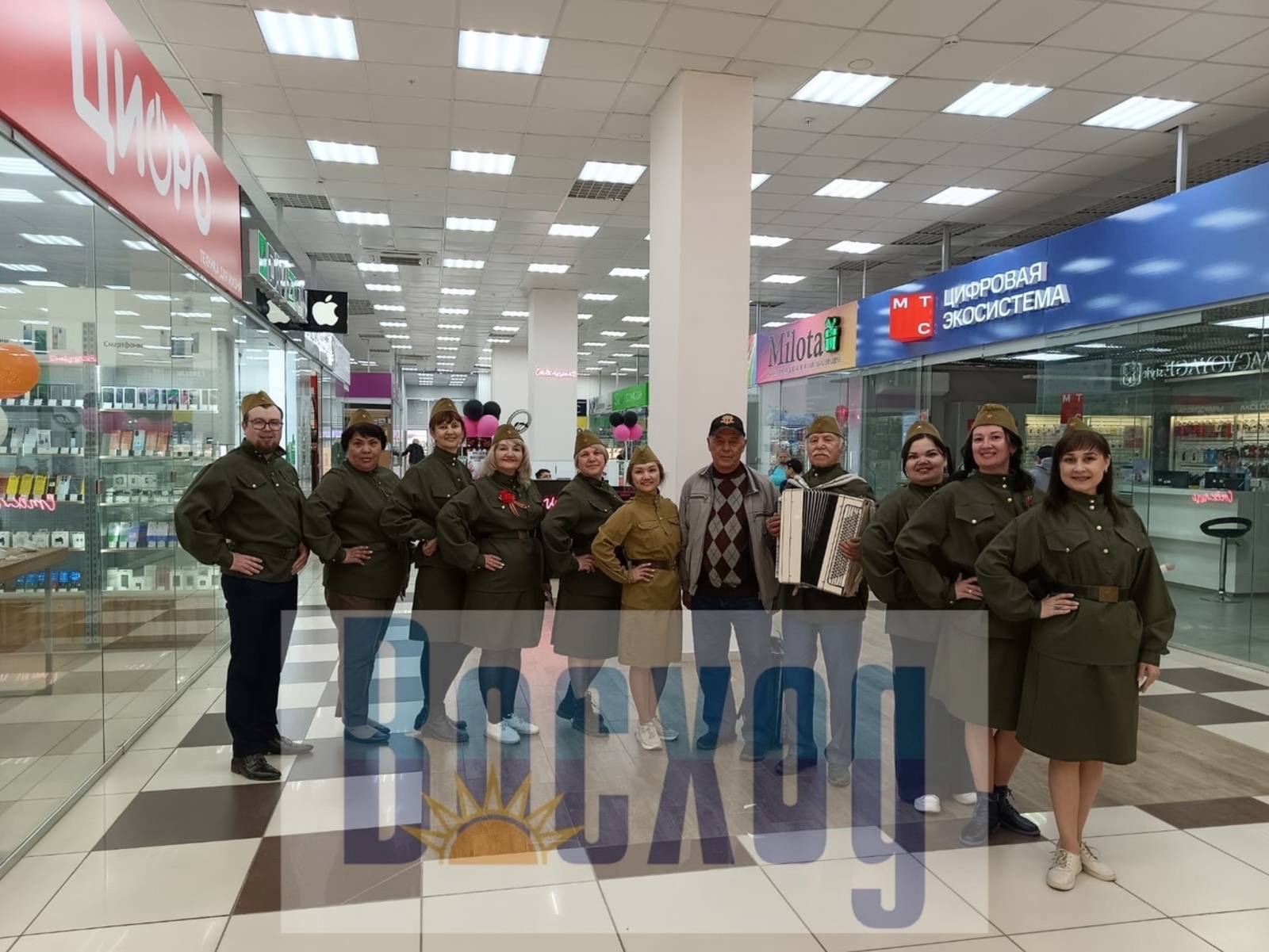 Флешмоб памяти: песни Победы в торговом центре "Ишимбай"