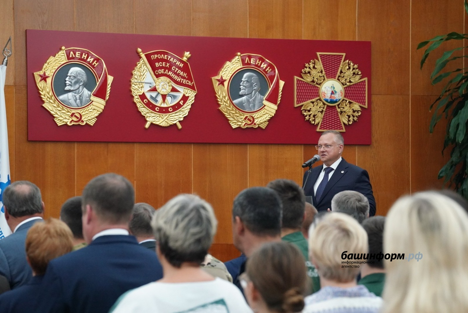 Владимир Путин наградил коллектив ОДК–УМПО орденом Александра Невского