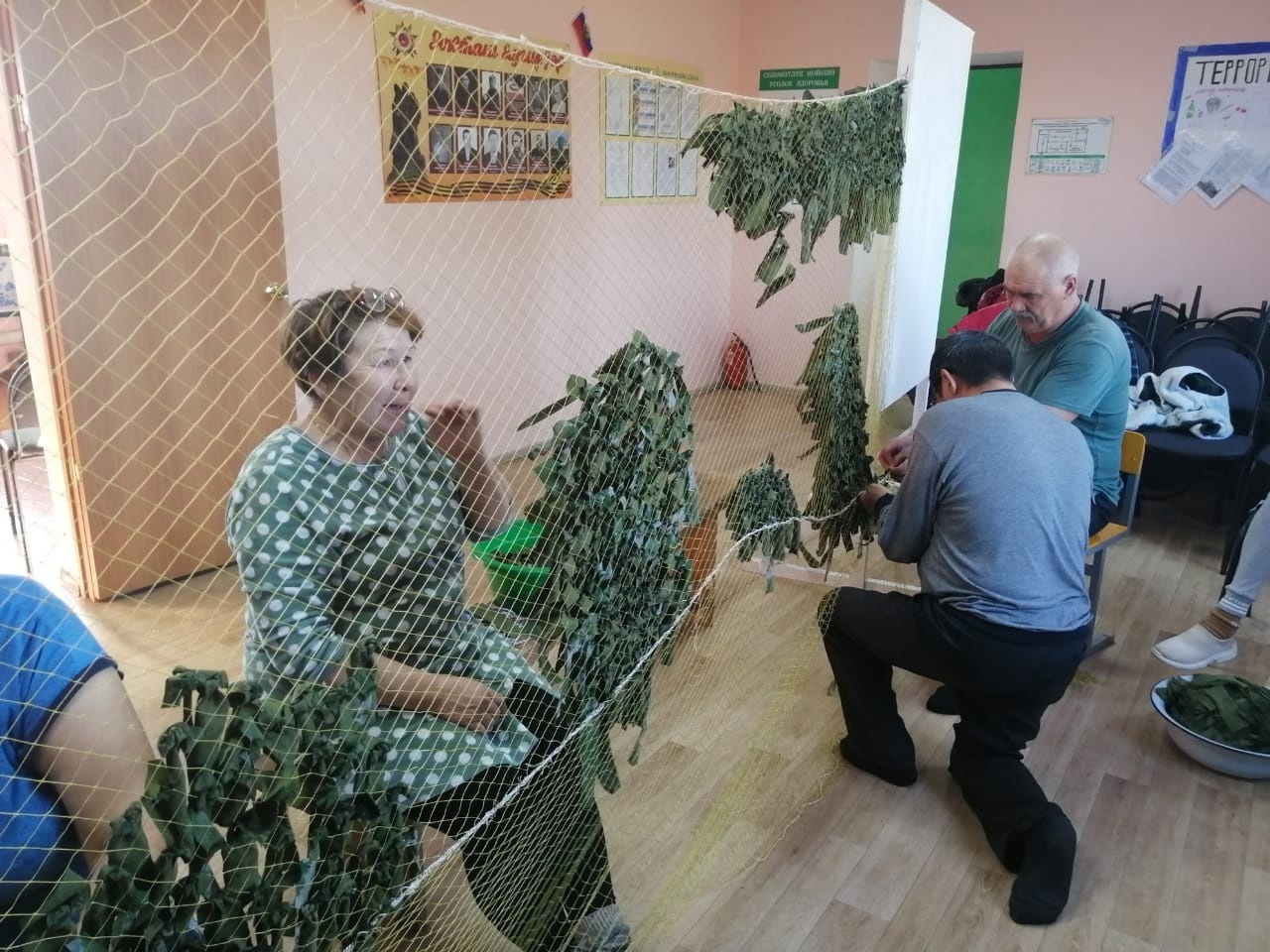 Жители Ишимбайского района плетут маскировочную сетку