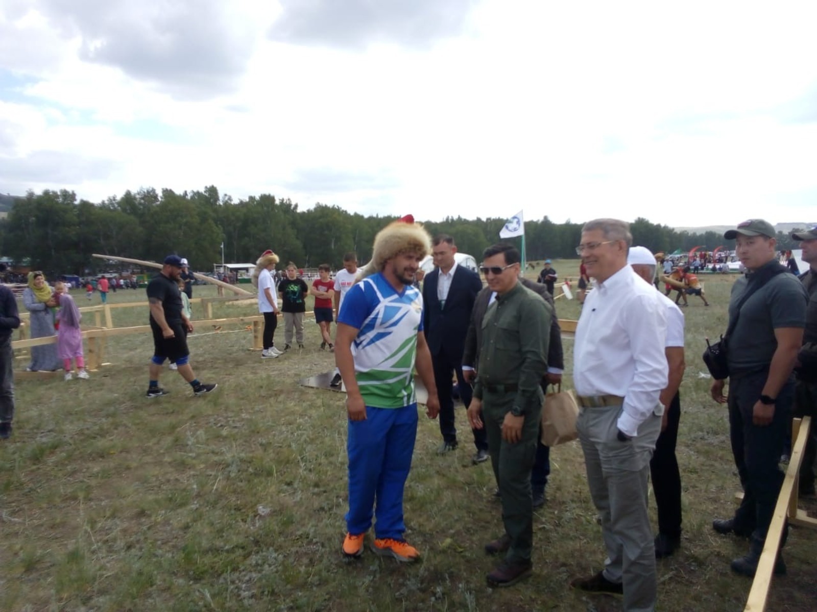 Радий Хабиров и Бату Хасиков обменялись сертификатами на лошадей
