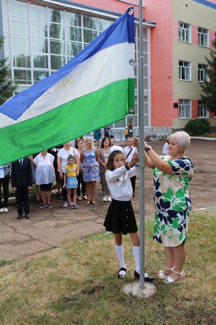 В Ишимбайском ДД(Ю)Т подняли государственные флаги