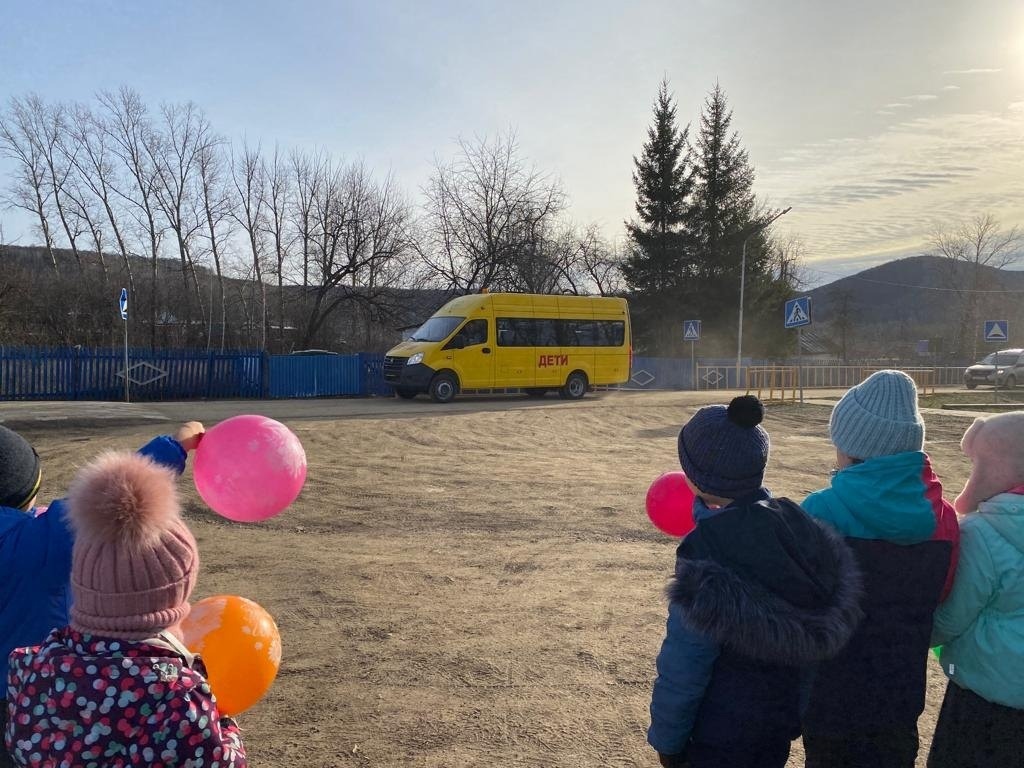 Школа в селе Макарово получила новый автобус
