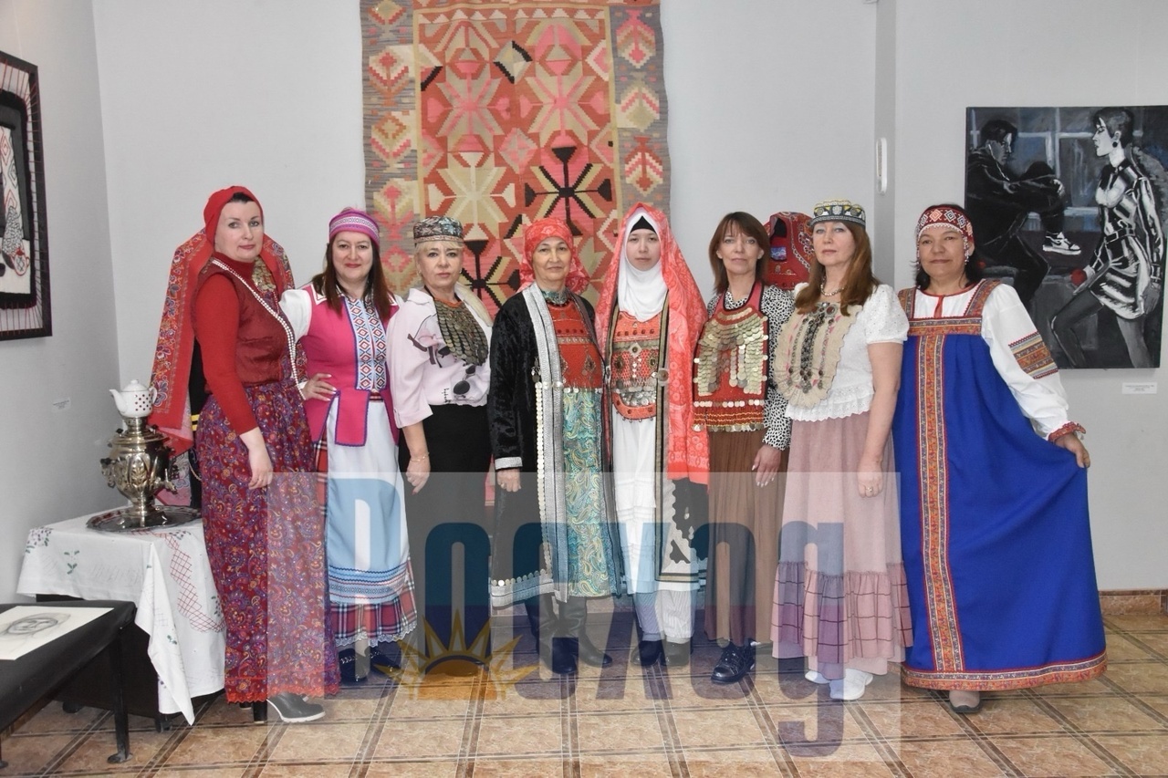В Ишимбайской картинной галерее отметили День национального костюма