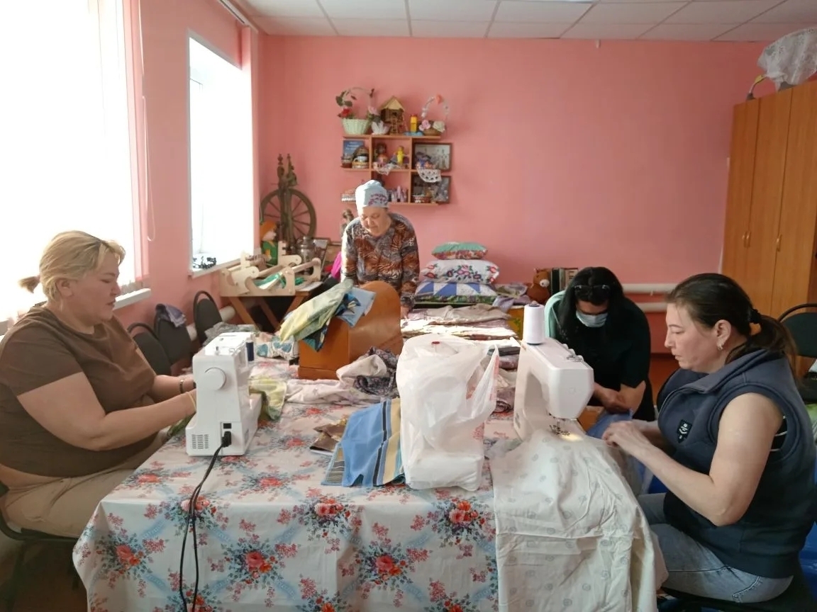 Волонтёры Ишимбайского района Башкирии шьют подушки для раненых бойцов СВО