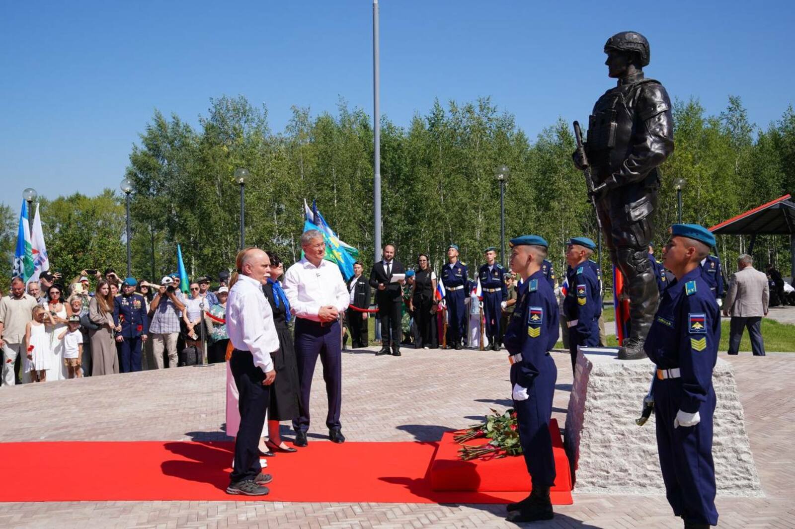 В Башкирии Радий Хабиров открыл памятник Герою России Максиму Серафимову