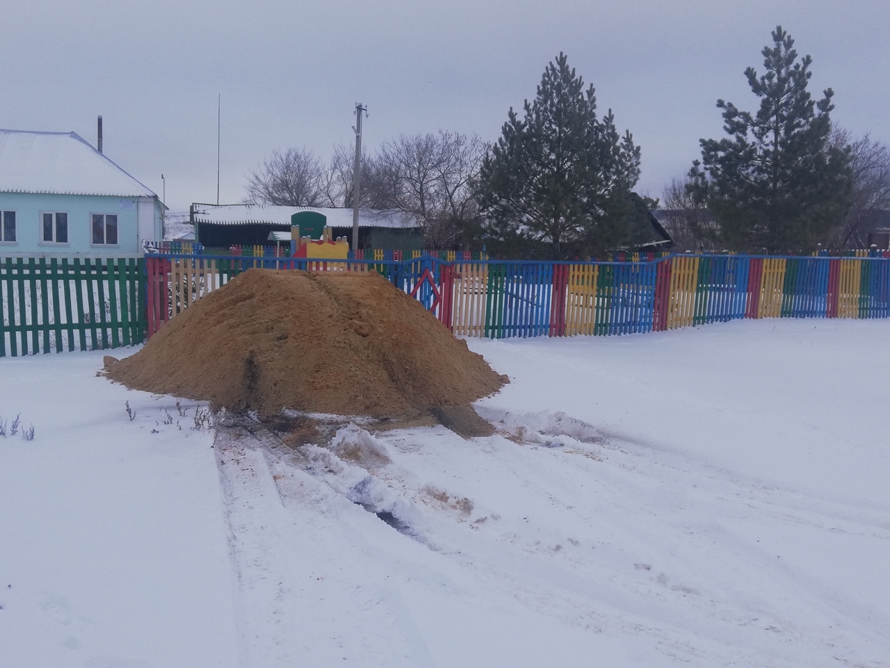 В Кинзекеево продолжают благоустраивать детскую спортивную площадку