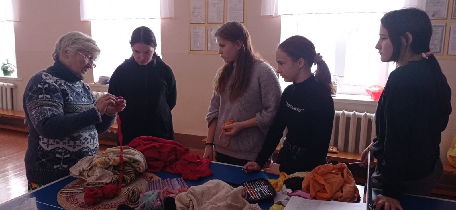 В Ишимбайском районе девушки учились вязать коврики