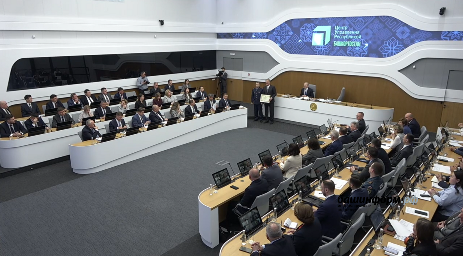 Главе Башкирии вручили почетную грамоту ФСИН России